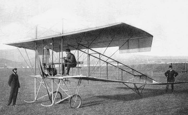 Prvi hrvatski zrakoplov. Polijetanje zrakoplova konstruktora Slavoljub Penkale, pilot Dragutin Novak, na uzletištu kraj potoka Črnomerca, 1910. godine